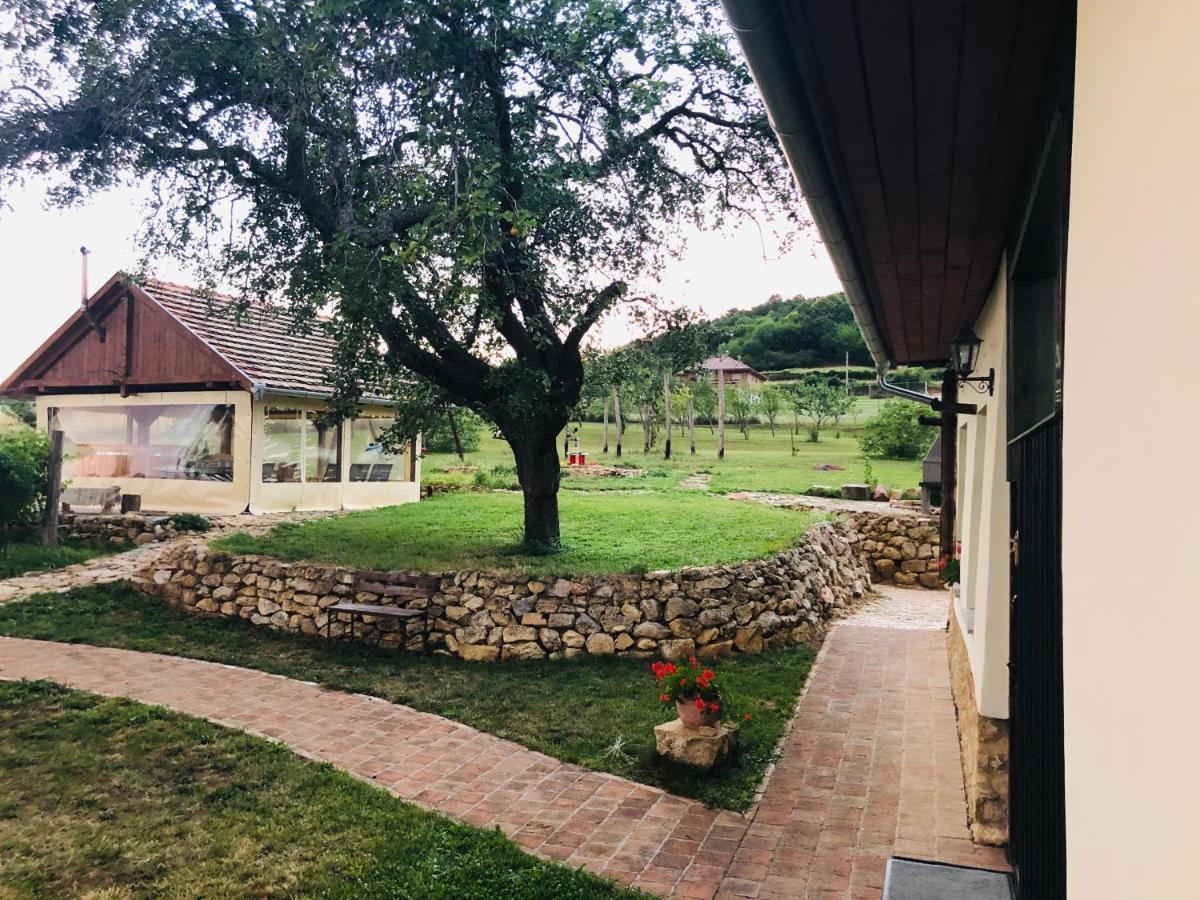 Edenkert Vendeghazak Hotel Pécsvárad Exterior foto