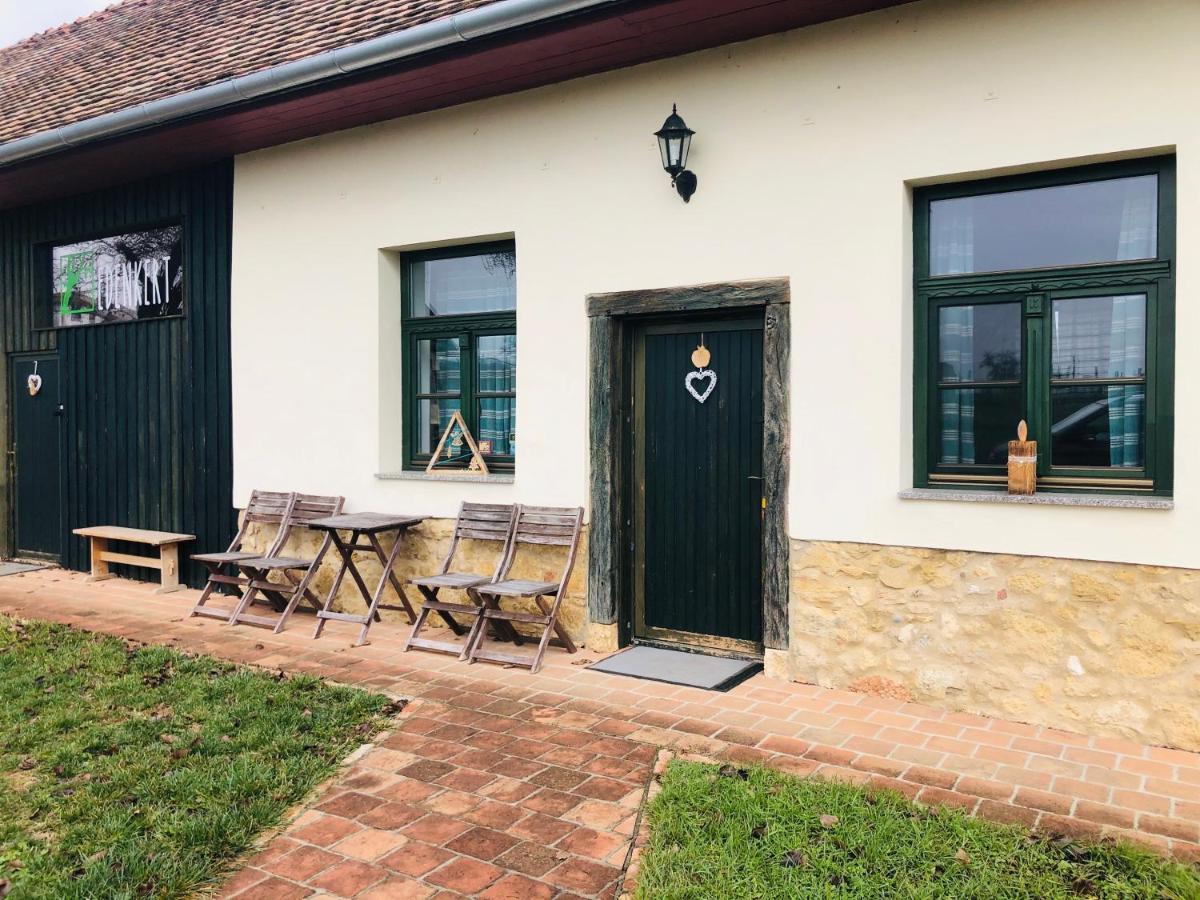 Edenkert Vendeghazak Hotel Pécsvárad Exterior foto