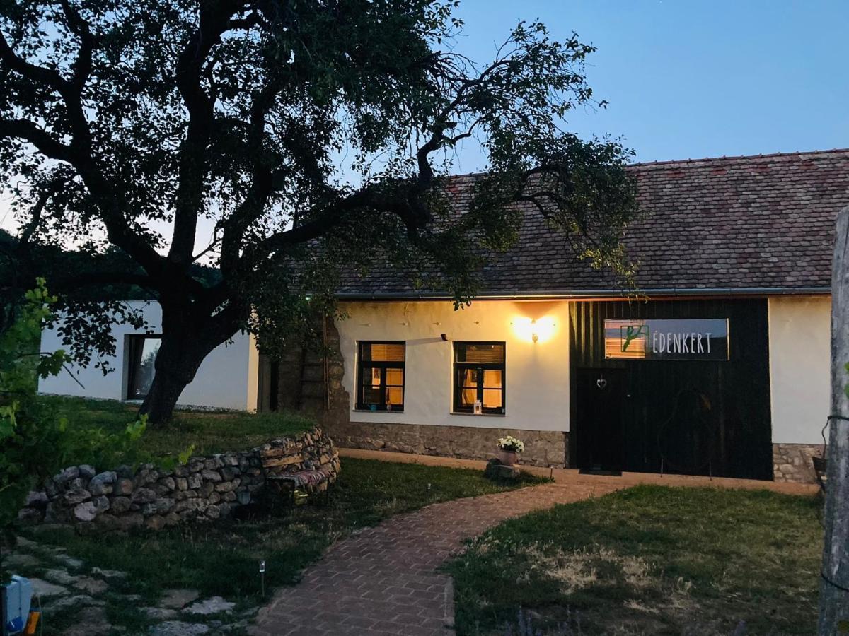 Edenkert Vendeghazak Hotel Pécsvárad Exterior foto