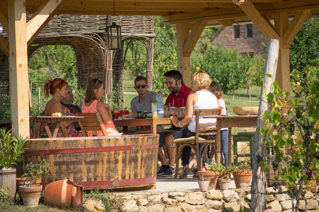 Edenkert Vendeghazak Hotel Pécsvárad Exterior foto