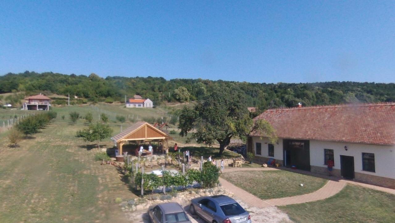 Edenkert Vendeghazak Hotel Pécsvárad Exterior foto